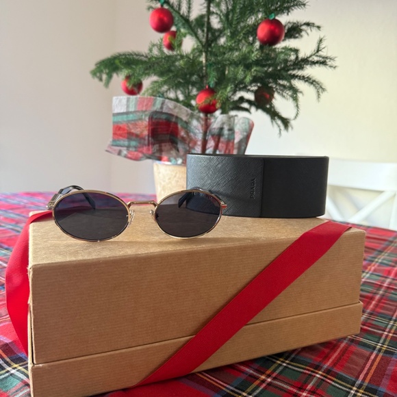 Prada sunglasses - Picture 3 of 4